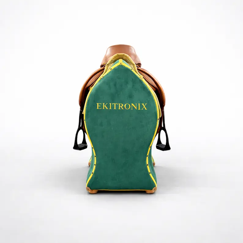 Le cheval d’arçon Ekitronix, un corps rembourré de velours vert bordé de jaune, sellé, avec ses étriers.