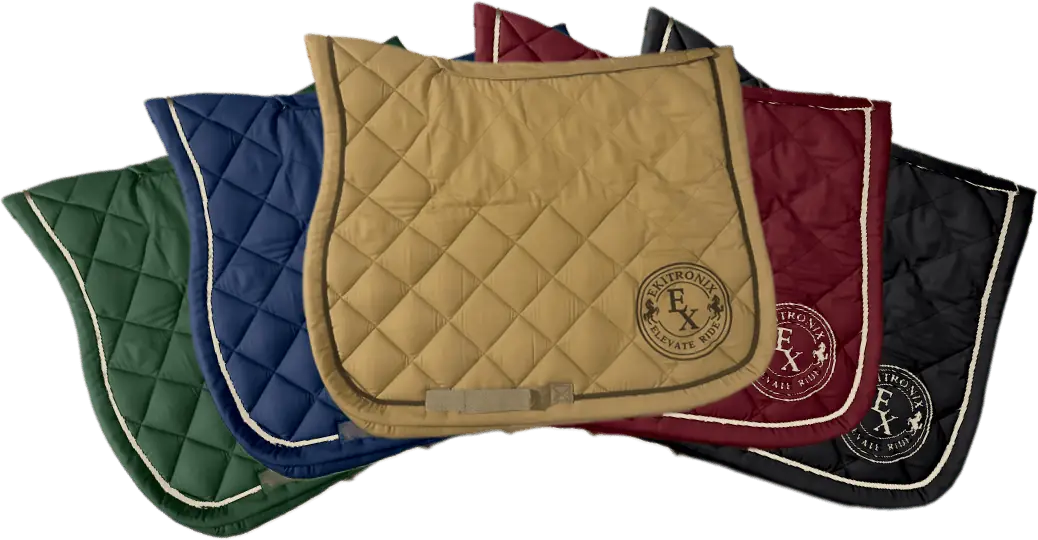 Cinq tapis Ekipad en éventail : vert, bleu marine, beige, bordeaux et noir.